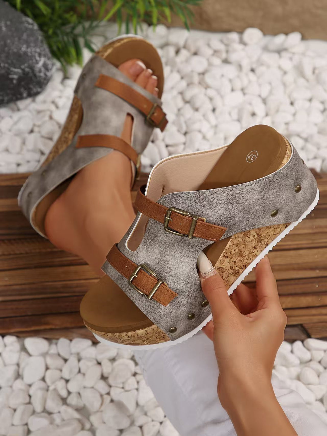 Damen bequeme Wedge-Pantoletten mit dekorativen Riemchen und korkgesunder Sohle EB
