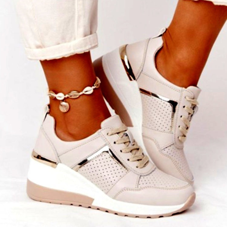 Damen Komfort-Keil-Sneaker mit perforiertem Obermaterial und Dekozipper EB