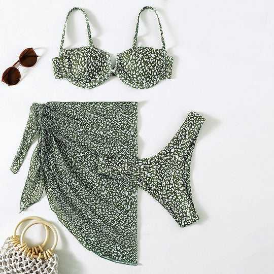 Damen Bikini-Set mit einem modernen Tiermotiv und elegantem Wickelrock EB