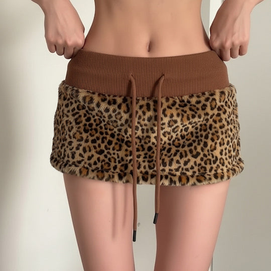 Damen eleganter Minirock aus fellartigem Material mit Modellknopf und Taillenband EB