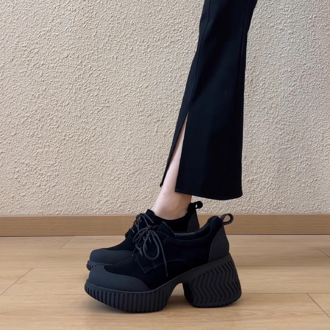 Damen Plattform Sneakers mit markantem Wellenprofil und schicker Schnürung EB