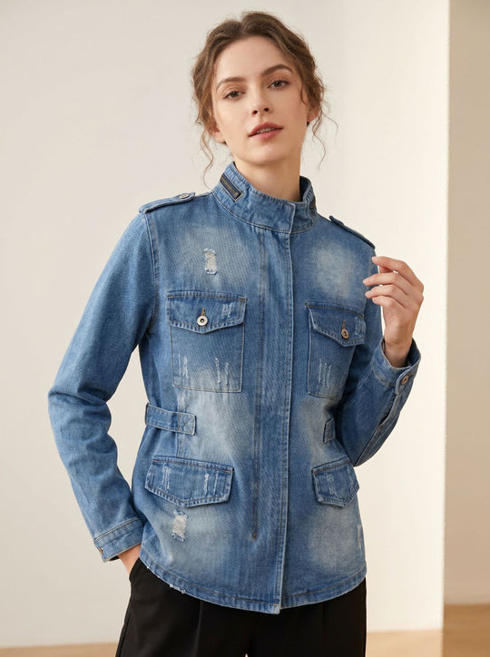 Damen nan taillierte Military-Denimjacke mit Stehkragen, aufgesetzten Pattentaschen und dezenten Used-Details EB