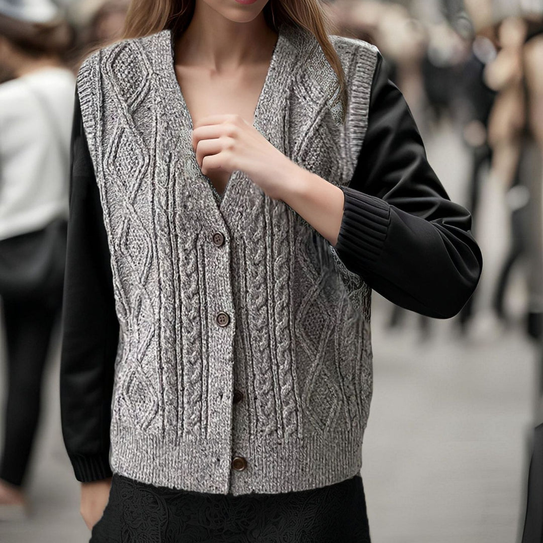 Damen Strickweste mit kunstvollem Zopfmuster und Knopfdetails EB