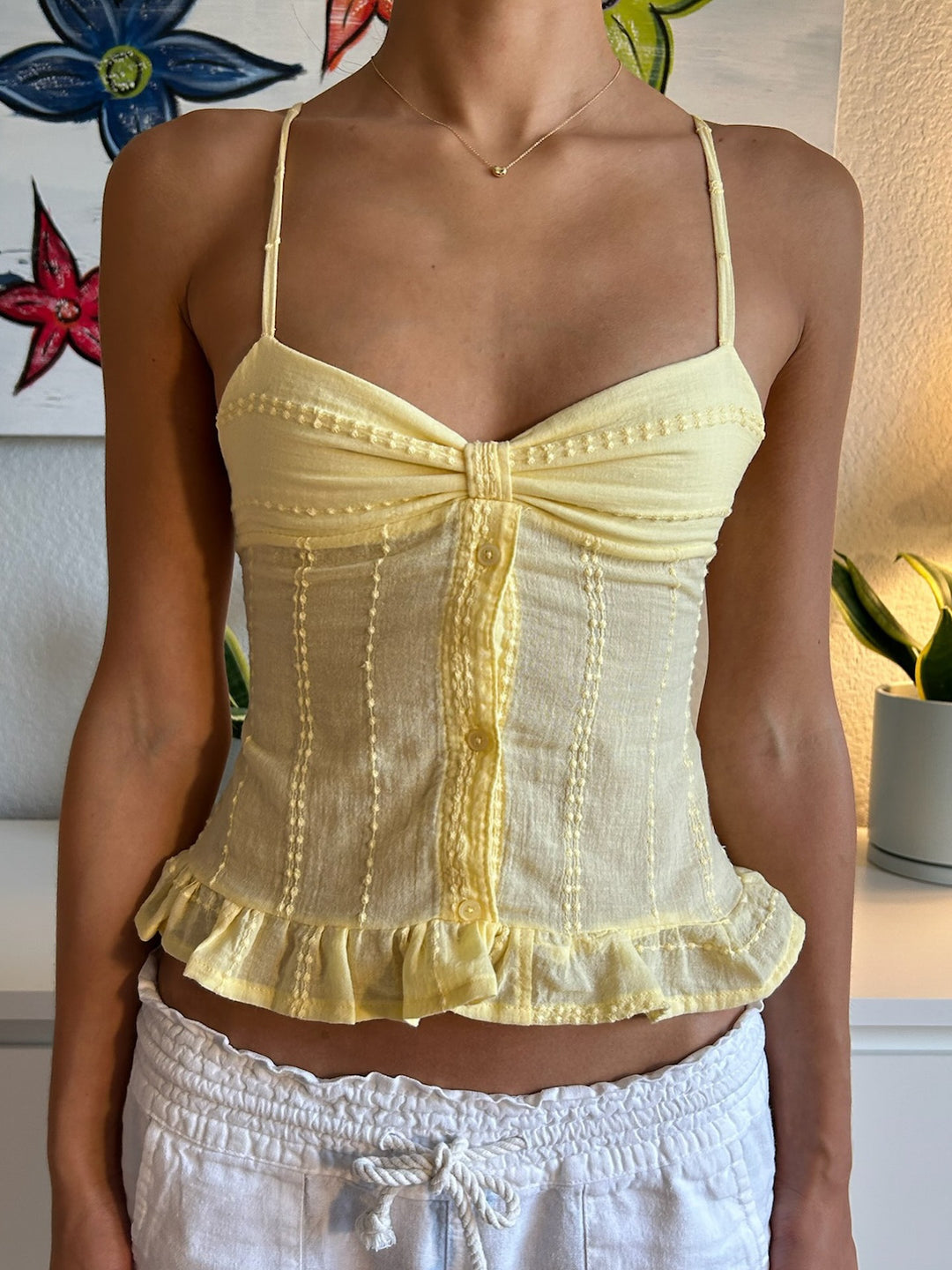 Damen Verspieltes Spaghetti-Trägertop mit Rüschen und Knopfdetail EB