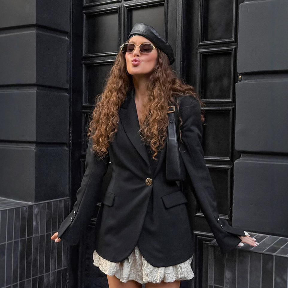 Damen Eleganter Blazer mit asymmetrischer Silhouette und goldenen Knopfdetails EB