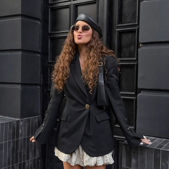 Damen Eleganter Blazer mit asymmetrischer Silhouette und goldenen Knopfdetails EB