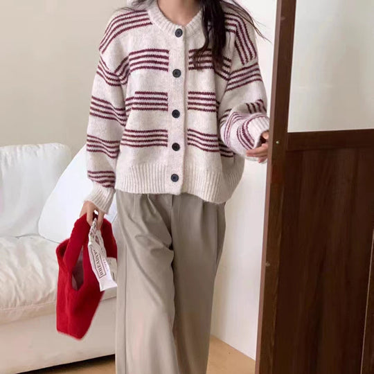Damen modische Strickjacke mit feiner Streifenstruktur und dekorativen Knöpfen EB
