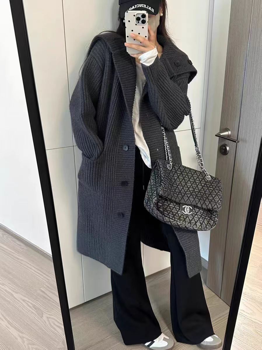 Damen Grobstrickjacke mit voluminösem Schnitt und dekorativen Knöpfen EB