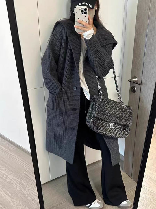 Damen Grobstrickjacke mit voluminösem Schnitt und dekorativen Knöpfen EB