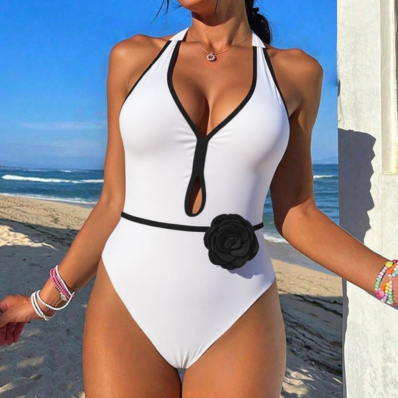 Damen Eleganter Badeanzug mit einzigartigem Schlitz und floralen Akzenten EB
