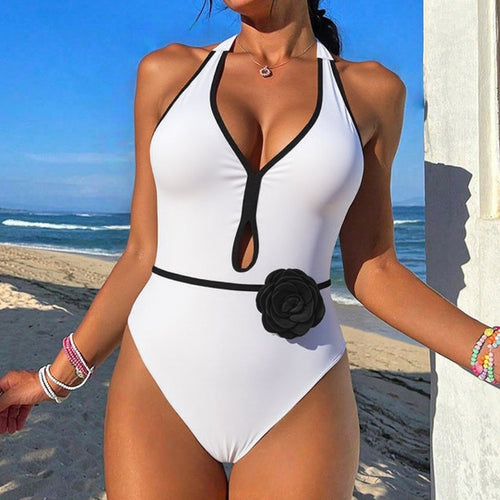 Damen Eleganter Badeanzug mit einzigartigem Schlitz und floralen Akzenten EB