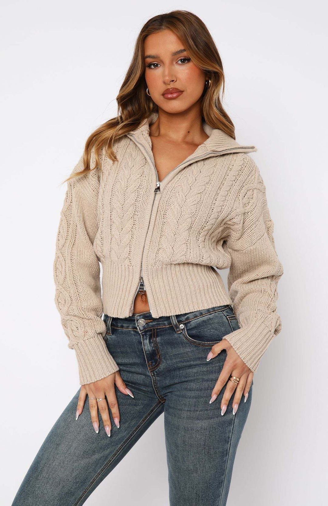 Damen cropped Strickjacke mit detailliertem Zopfmuster und hohem Kragen EB