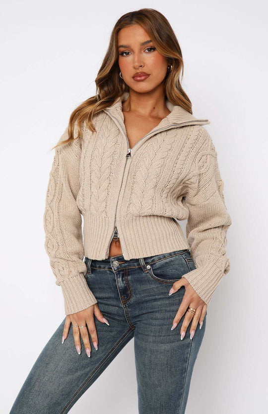 Damen cropped Strickjacke mit detailliertem Zopfmuster und hohem Kragen EB