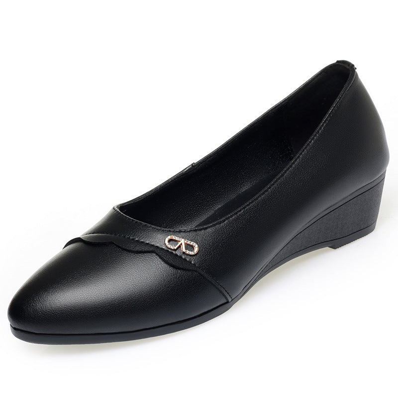 Damen Wedge Pumps mit elegantem Wellenmuster und modischem Schmuckdetail EB