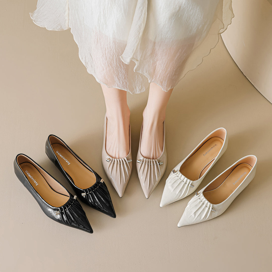 Damen spitz zulaufende Ballerinas mit dekorativem Faltendesign und metallic Akzent EB