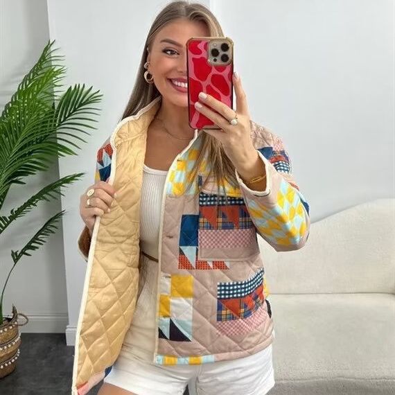 Damen gesteppte Übergangsjacke mit buntem Patchwork-Muster und großen Taschen EB