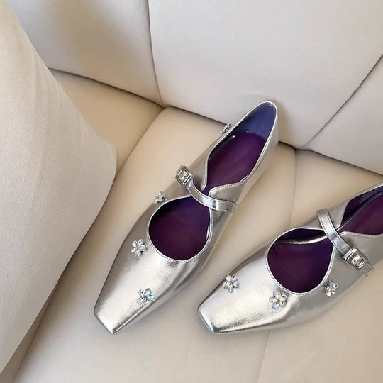 Damen Ballerina-Schuhe mit floralem Schmuckdetail und elegantem Riemendesign EB