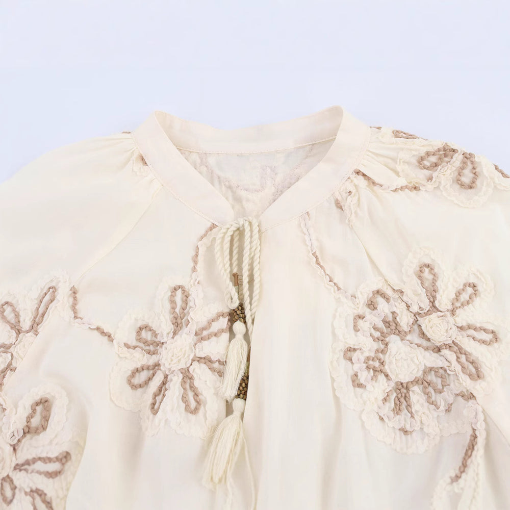 Damen Bluse mit floralem Stickmuster und eleganten Quasten EB