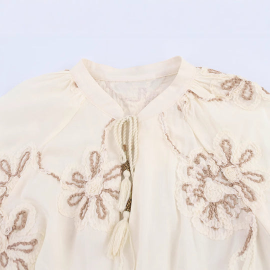 Damen Bluse mit floralem Stickmuster und eleganten Quasten EB