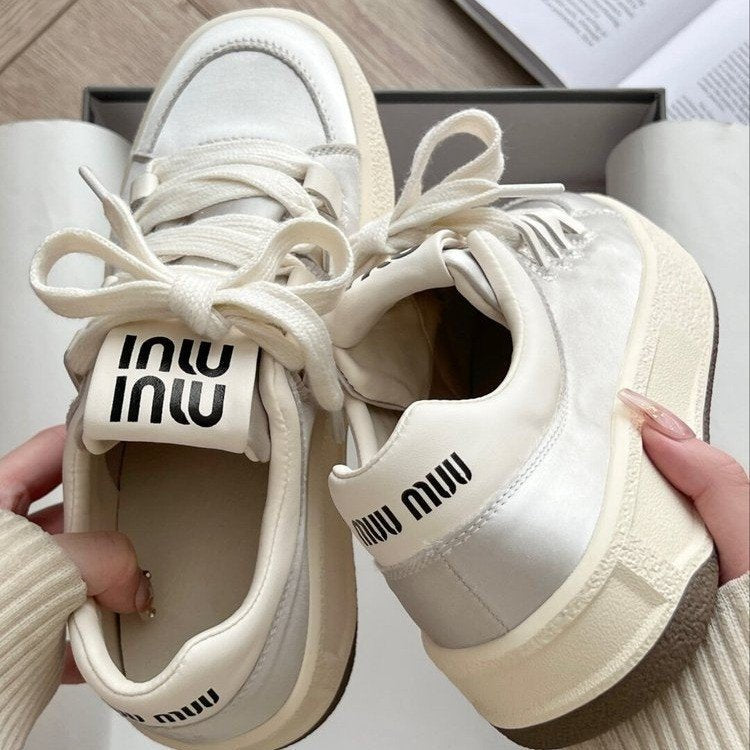 Damen Sneaker mit weichem Satin-Obermaterial und praktischer Schnürung EB