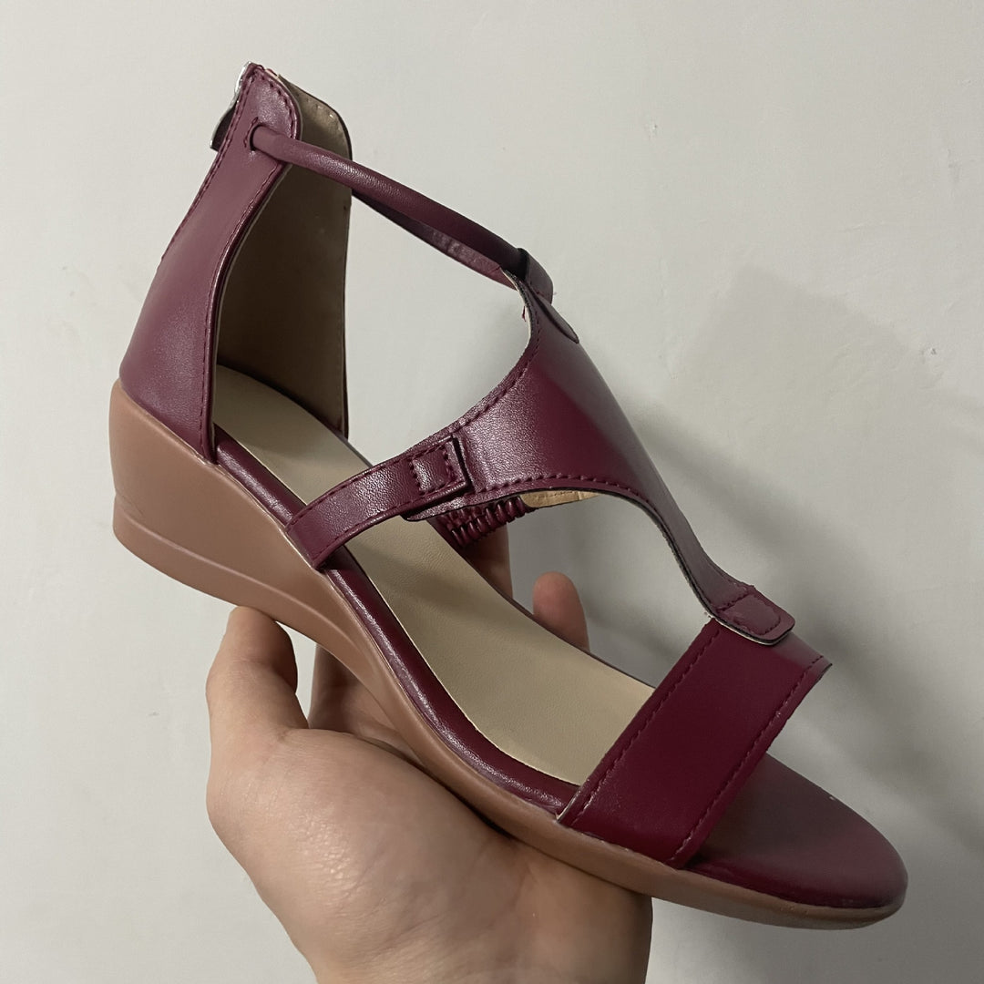 Damenschuhe mit Riemchen und moderner Silhouette sowie bequemer Keilsohle EB