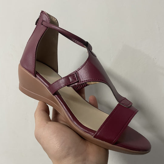 Damenschuhe mit Riemchen und moderner Silhouette sowie bequemer Keilsohle EB