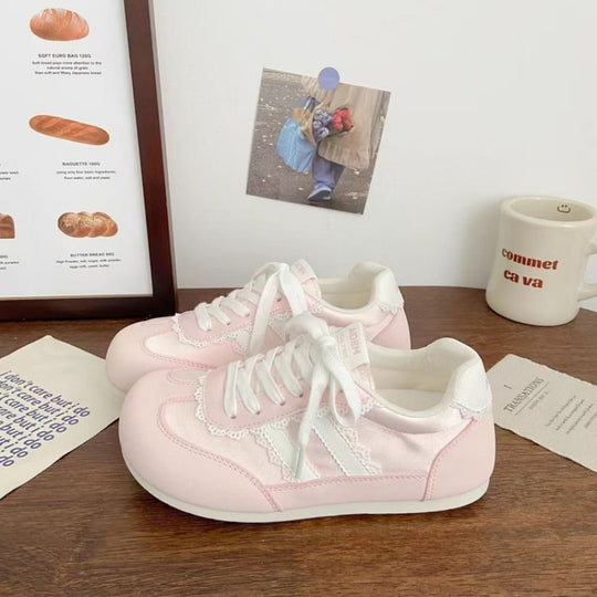 Damen Sneakers mit verspieltem Spitzendetail und atmungsaktiver Obermaterialstruktur EB