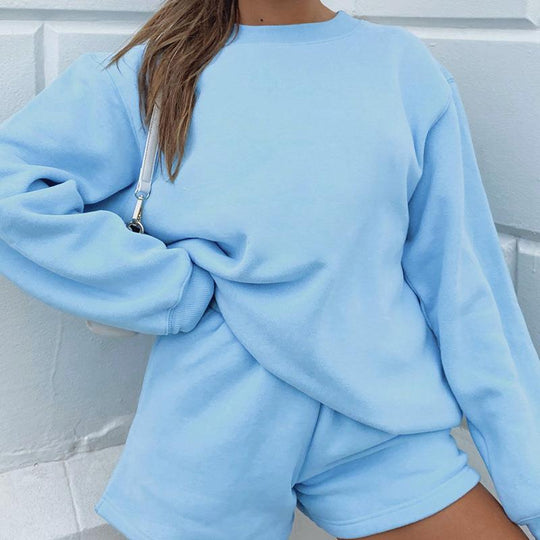 Damen Sportlicher Layering-Look mit Oversized-Sweatshirt und Shorts EB