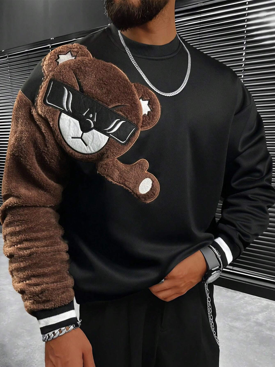 Herren Sweatshirt mit plüschiger Bärenapplikation EB