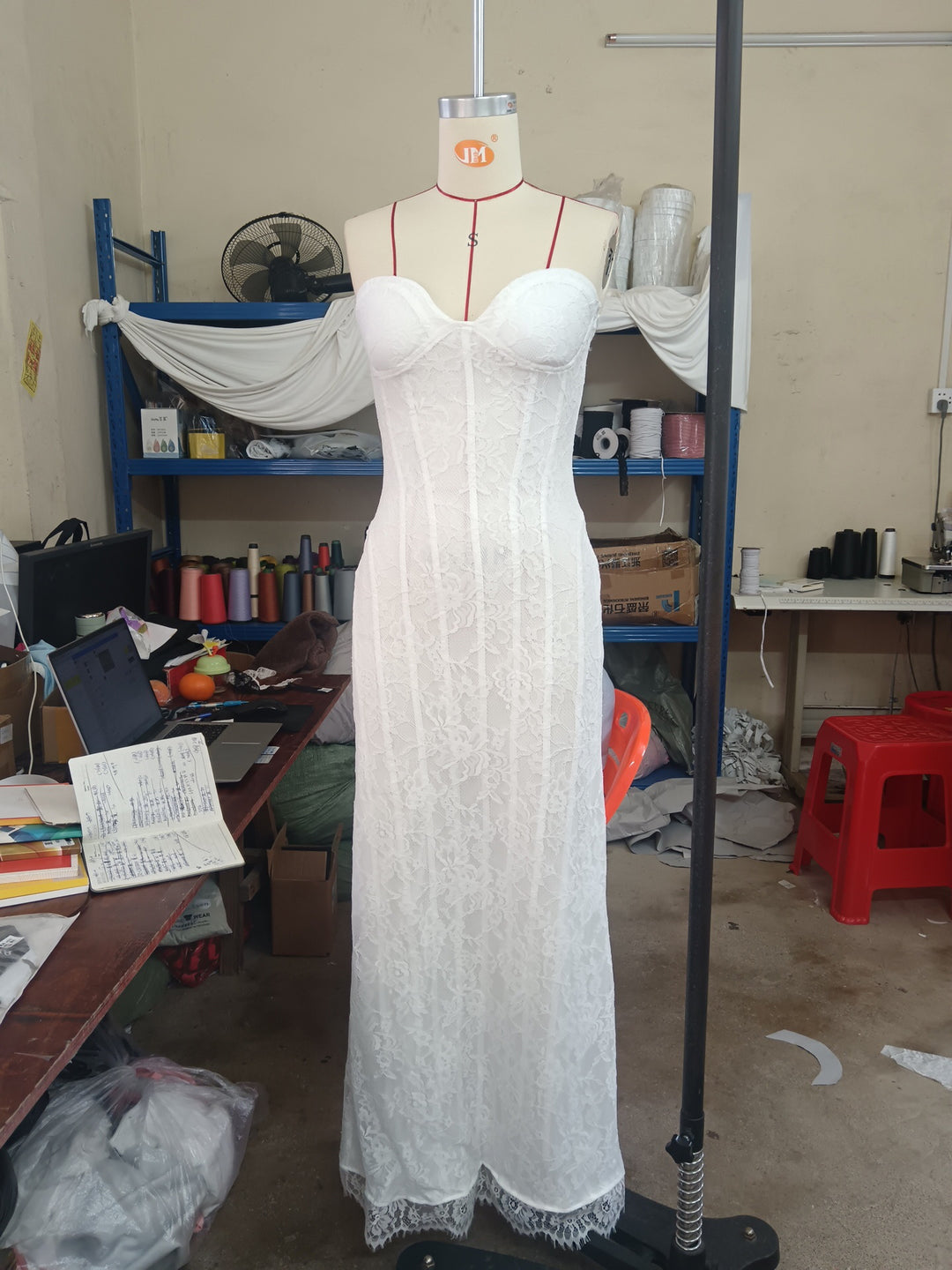 Damen Hochzeitskleid mit elegantem trägerlosen Design und luxuriösem Tüllabschluss EB