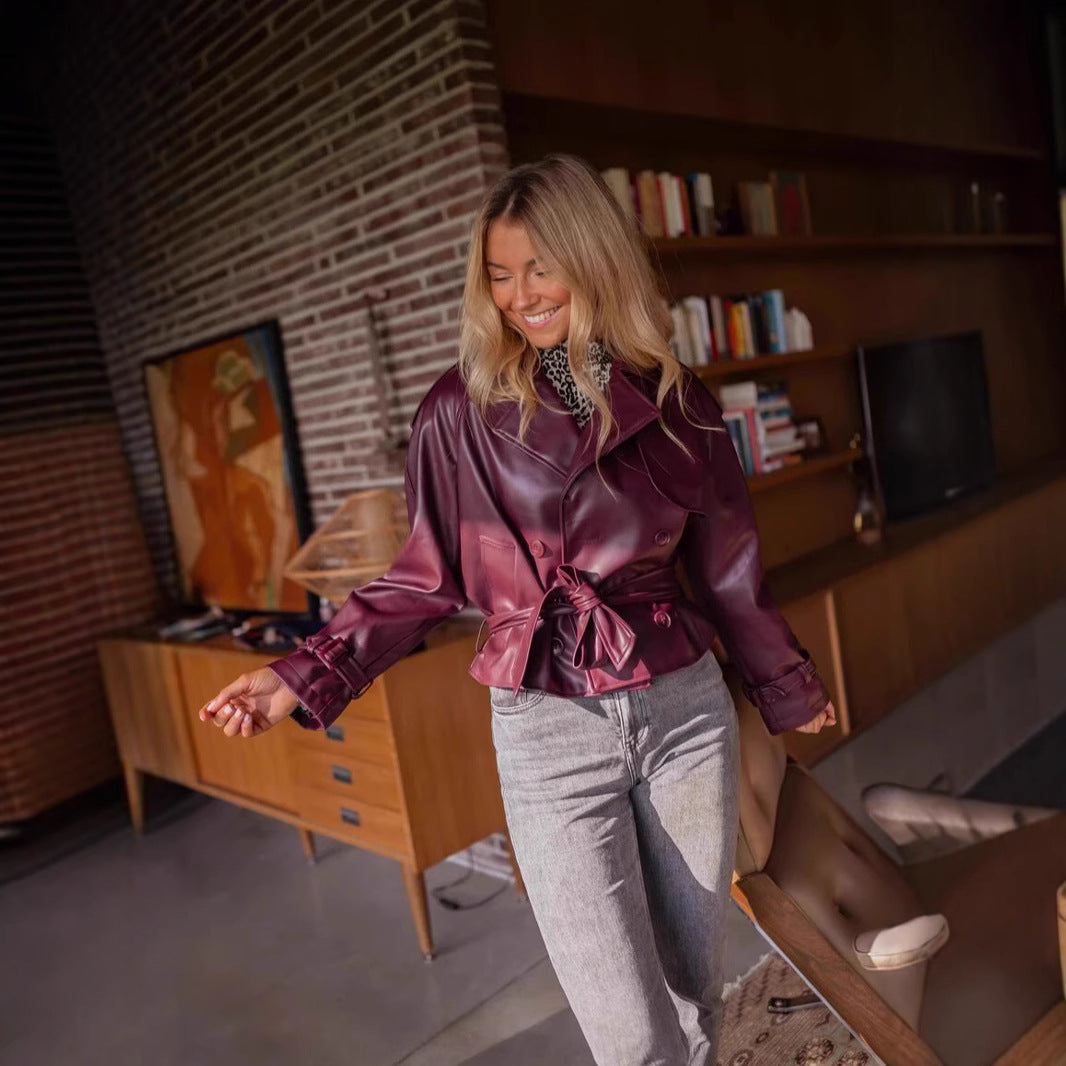 DamenModerne Jacke aus Kunstleder mit Taillengürtel und doppelt gestepptem Design EB