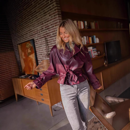 DamenModerne Jacke aus Kunstleder mit Taillengürtel und doppelt gestepptem Design EB