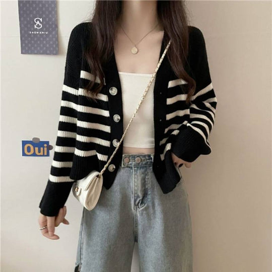 Damen gestreifte Strickjacke mit elegantem V-Ausschnitt und dekorativen Knöpfen EB