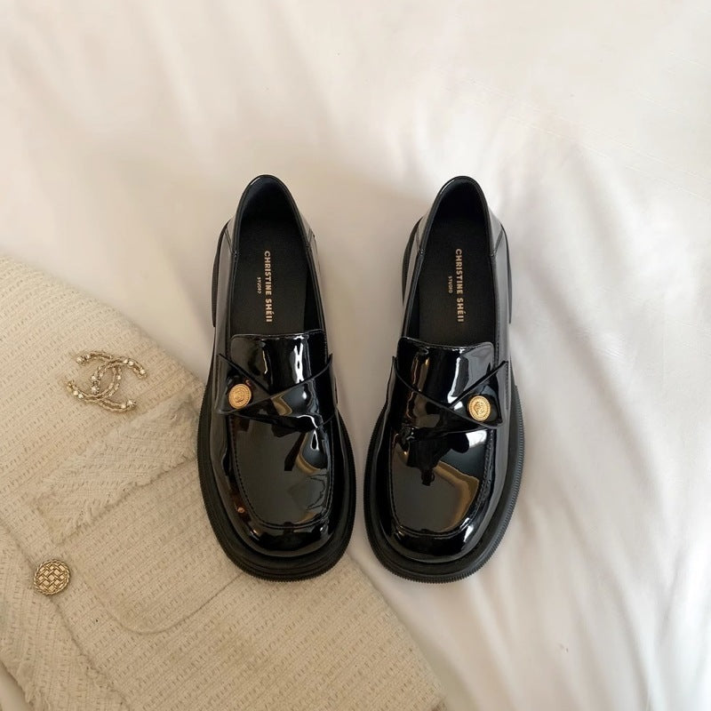 Damen Elegante Lackleder-Ballerinas mit modischem Riemchen und dekorativen Knopfdetails EB