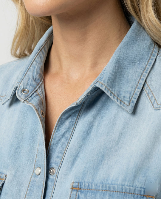 Damen taillierte Kurzjacke aus Denim mit kurzen Ärmeln Brusttaschen und Metallknöpfen EB