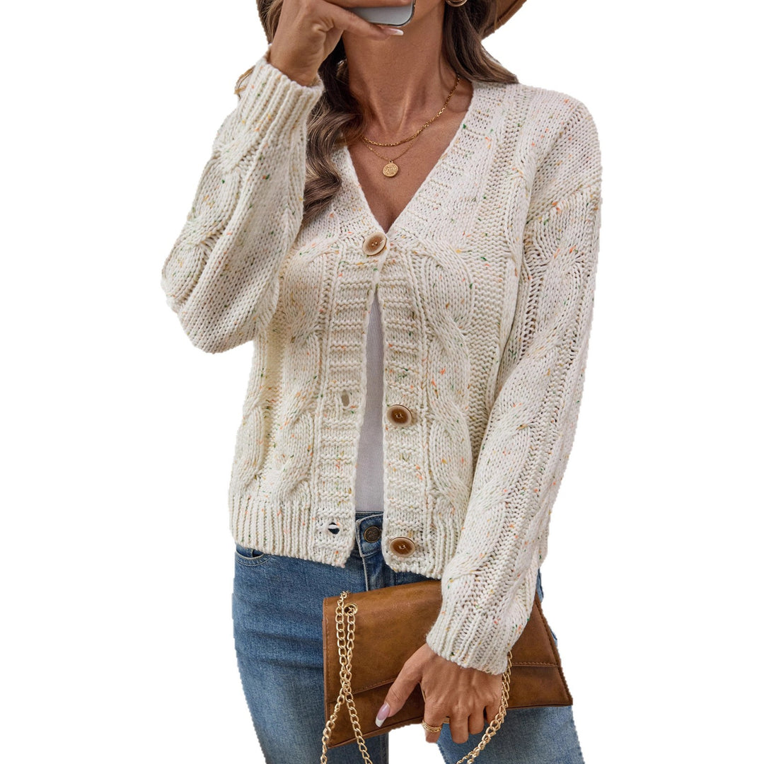 Damen Strickjacke mit Zopfmuster und knopfverziertem Ausschnitt EB