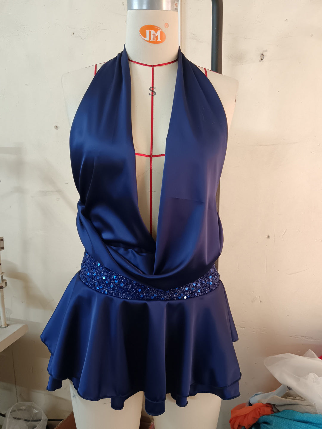 Damen elegantes Cocktailkleid mit tiefem V-Ausschnitt und voluminösem Rock EB