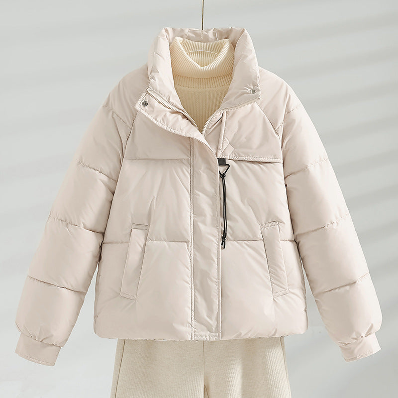 Damen nan kurze wattierte Boxy-Jacke mit hohem Stehkragen, Kordelbrustzug und schrägen Pattentaschen EB