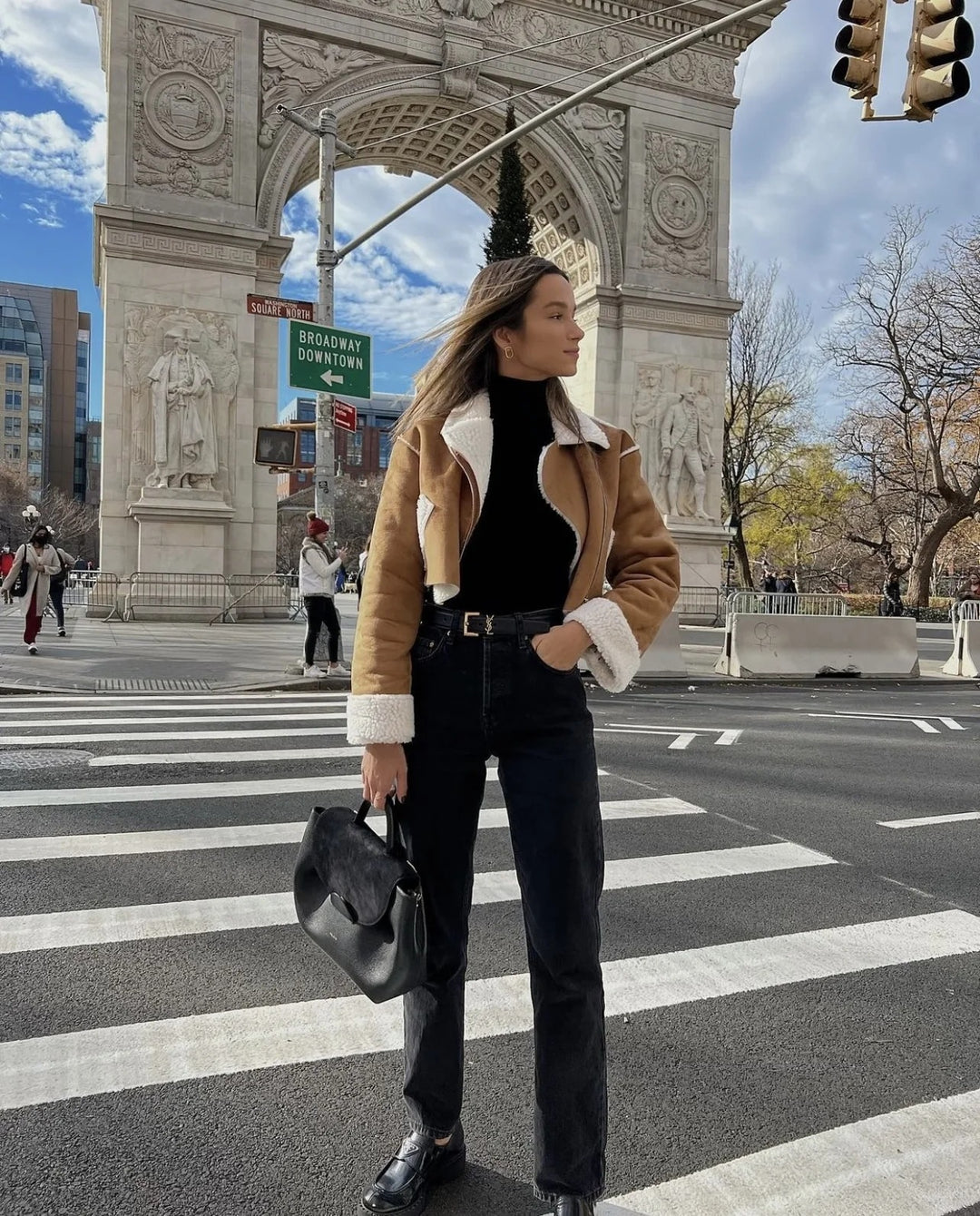 Damen cropped Kunstlederjacke mit kuscheligem Teddyfutter und praktischen Taschen EB