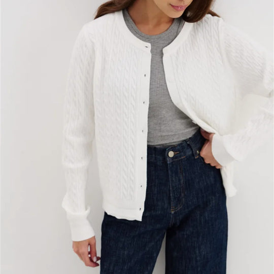 Damen Strickjacke mit feinem Zopfmuster und modischen Knöpfen EB
