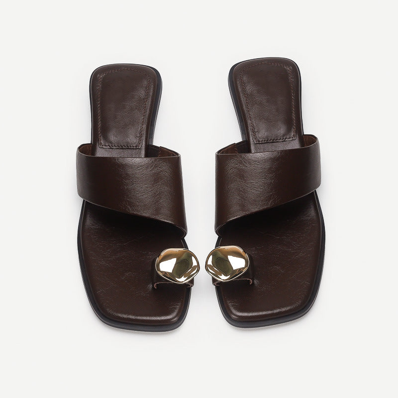Damen elegante Zehentrenner-Sandalen mit geschwungenem Riemendesign und exklusivem Metallakzent EB