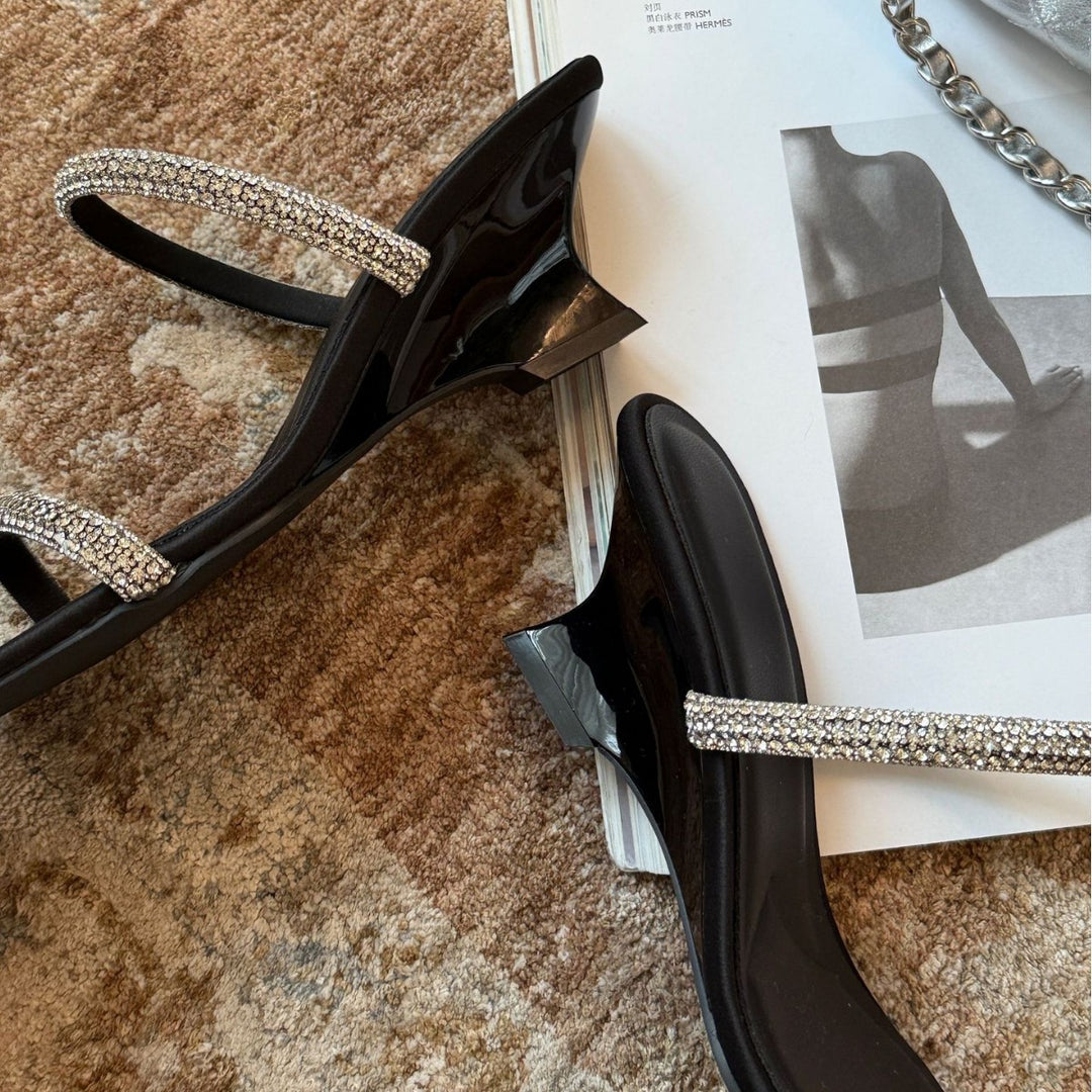 Damen Elegante und funkelnde Sandaletten mit kristallverzierten Riemchen EB