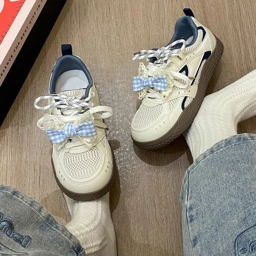 Damen Sneakers mit verspielt floralem Design und innovativer Schnürung EB