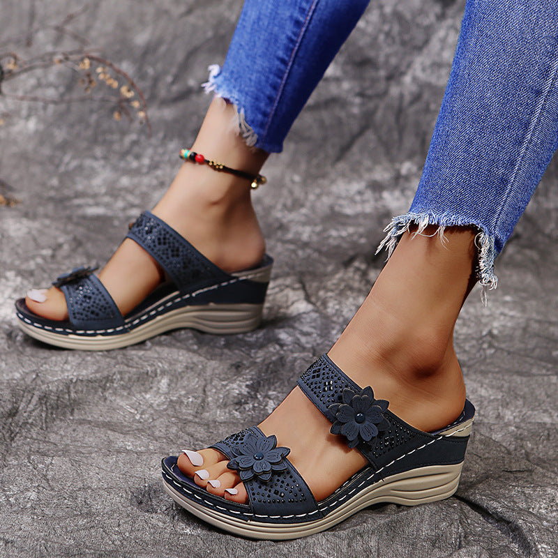 Damen Komfortable Wedge-Sandalen mit floralen Verzierungen EB