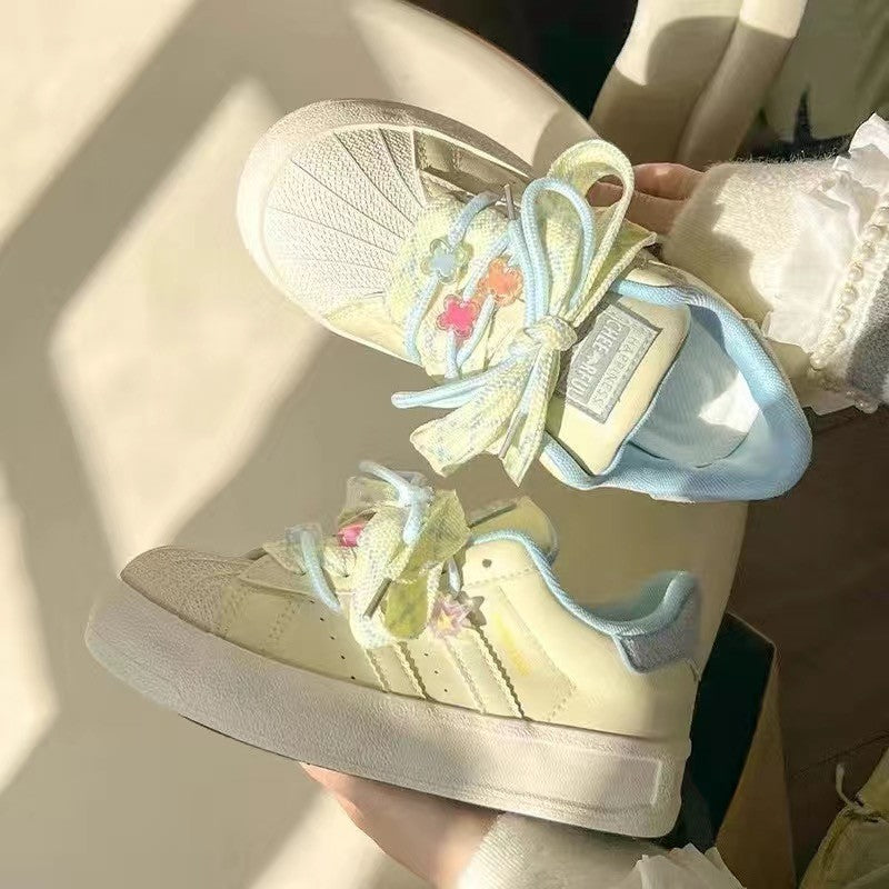 Damen Sneakers mit floralen Schnürsenkeln und weichem Innenfutter EB