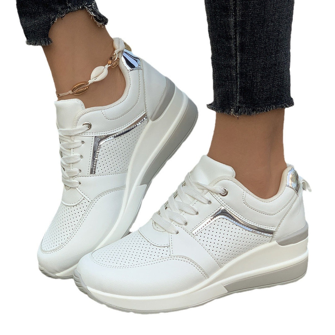 Damen Keilabsatz-Sneaker mit perforierten Einsätzen und Metallic-Details EB