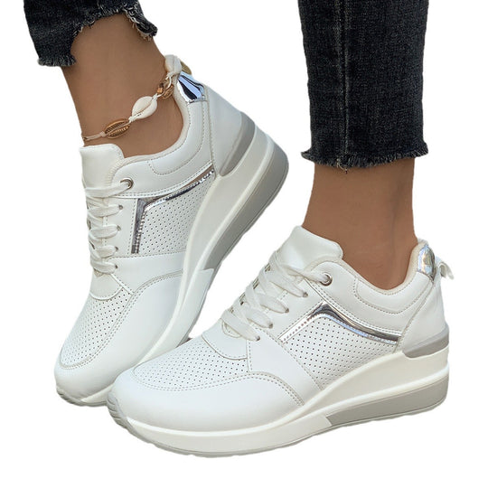 Damen Keilabsatz-Sneaker mit perforierten Einsätzen und Metallic-Details EB