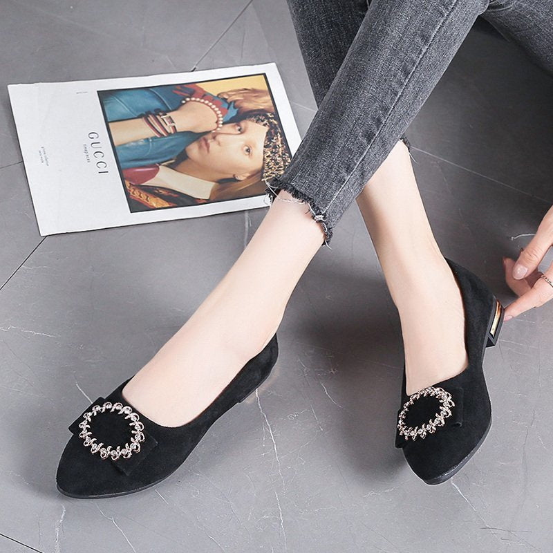 Damen nan elegante Veloursoptik-Ballerinas mit dekorativer Schmuckbrosche und kleinem Blockabsatz EB