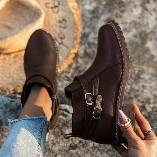Damen nan Stiefelette mit doppelten Zierriemen, profilierter Traktorsohle und niedrigem Blockabsatz EB
