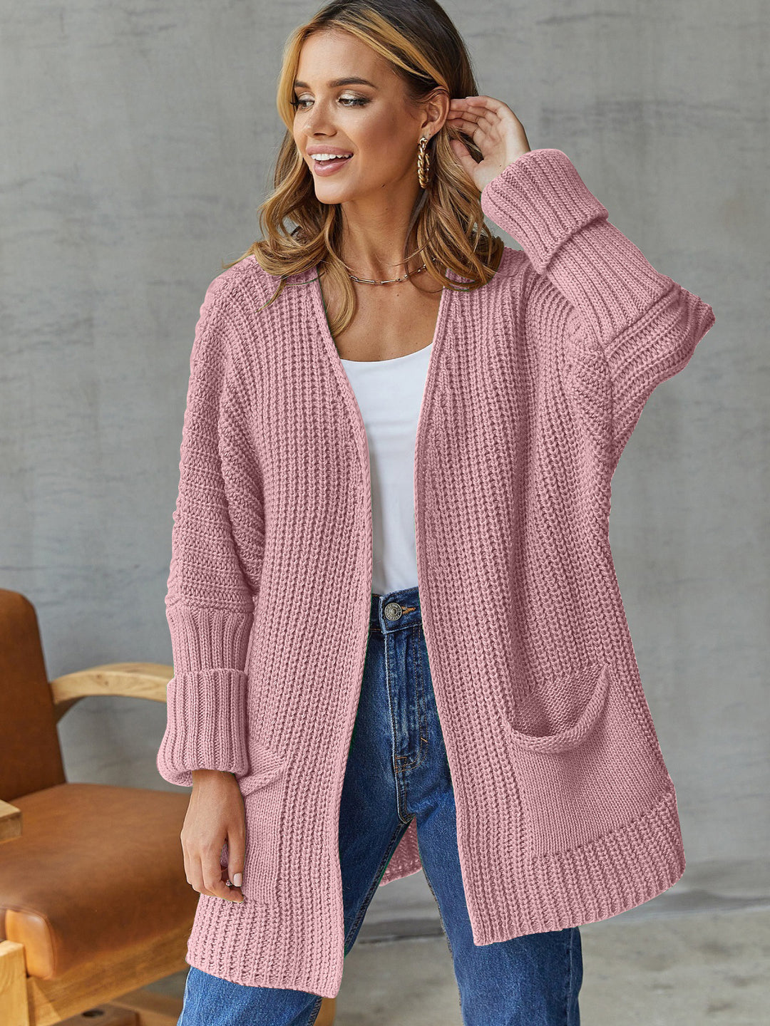 Damen Grobstrickjacke mit tiefem V-Ausschnitt und praktischen Taschen EB